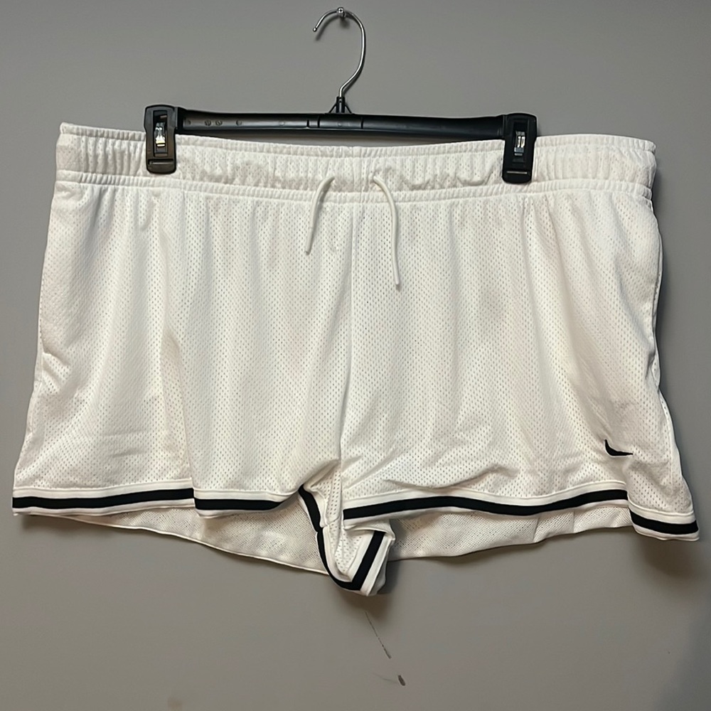 Nike Loose Fit Shorts - Picture 1 of 4